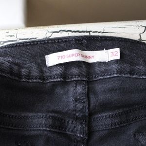 710 super skinny black levis
